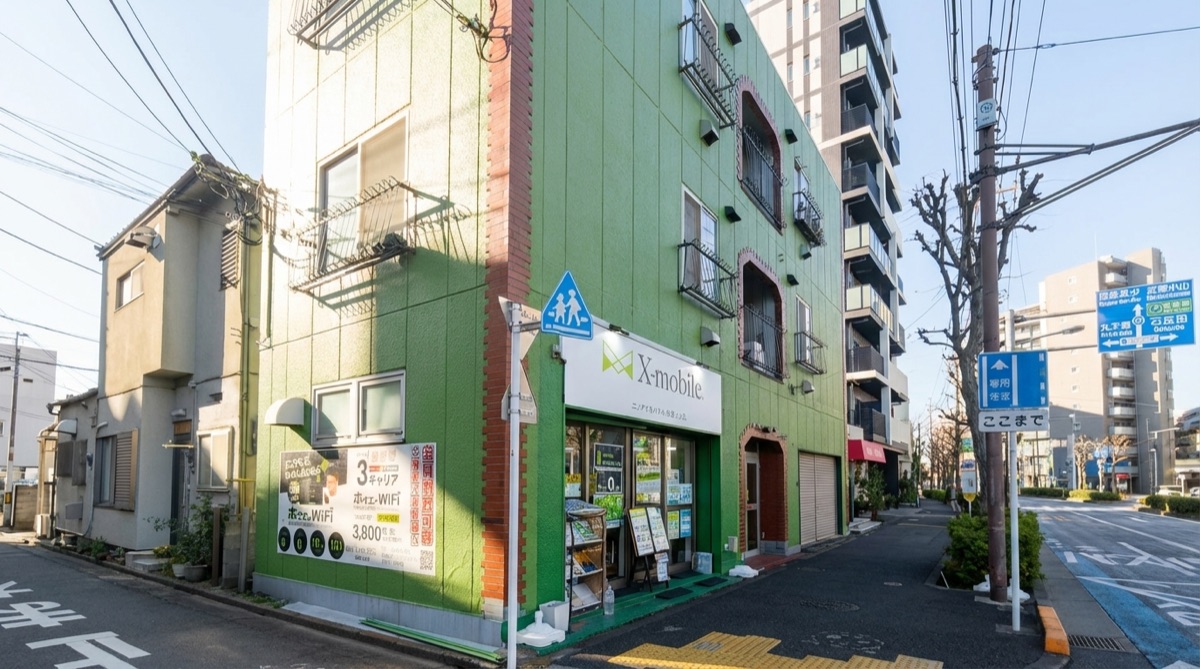 荏原スマホパソコン教室・エックスモバイル武蔵小山店の外観（緑色の建物）
